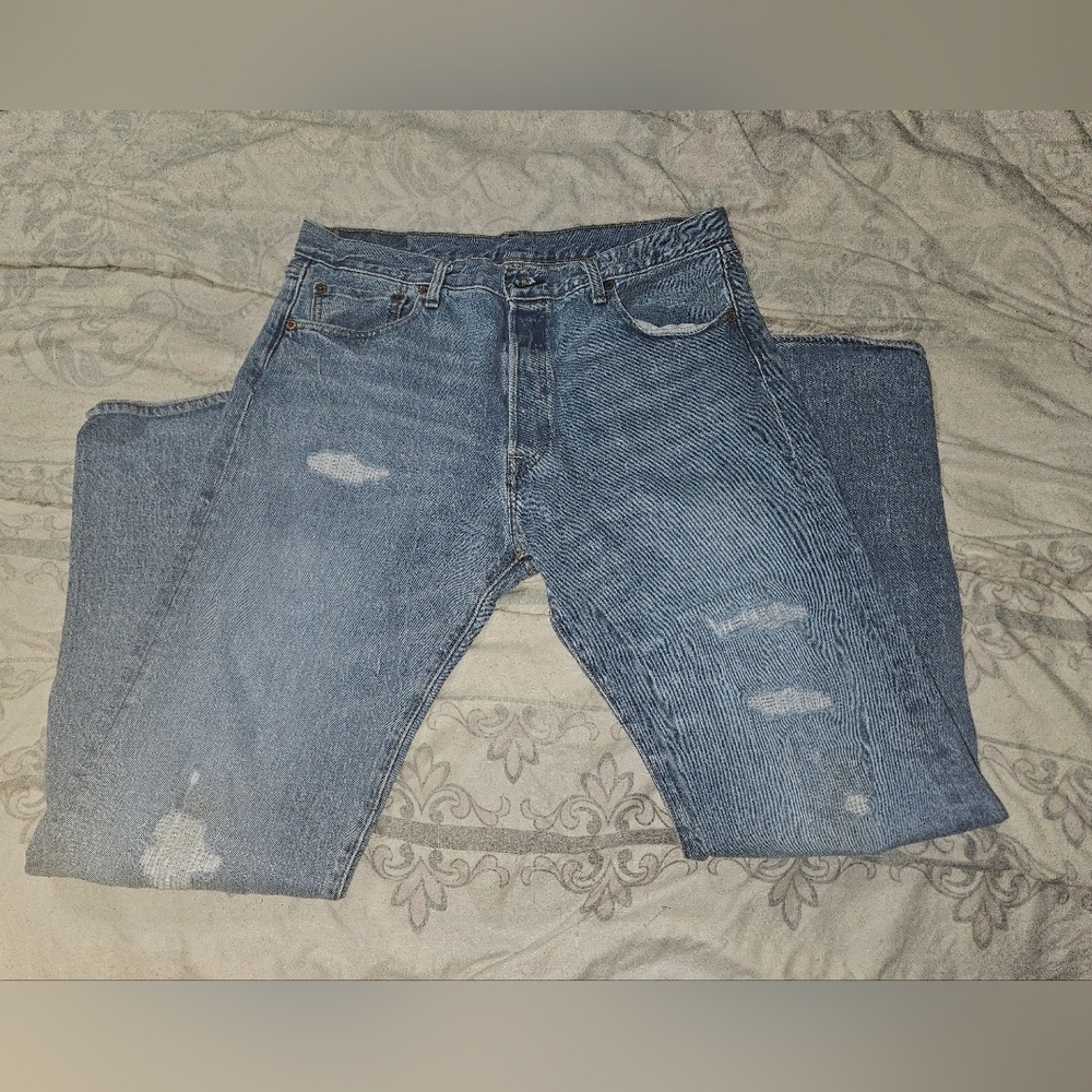 Vintage Distressed Levis 501 Jeans 4 Button Closure!